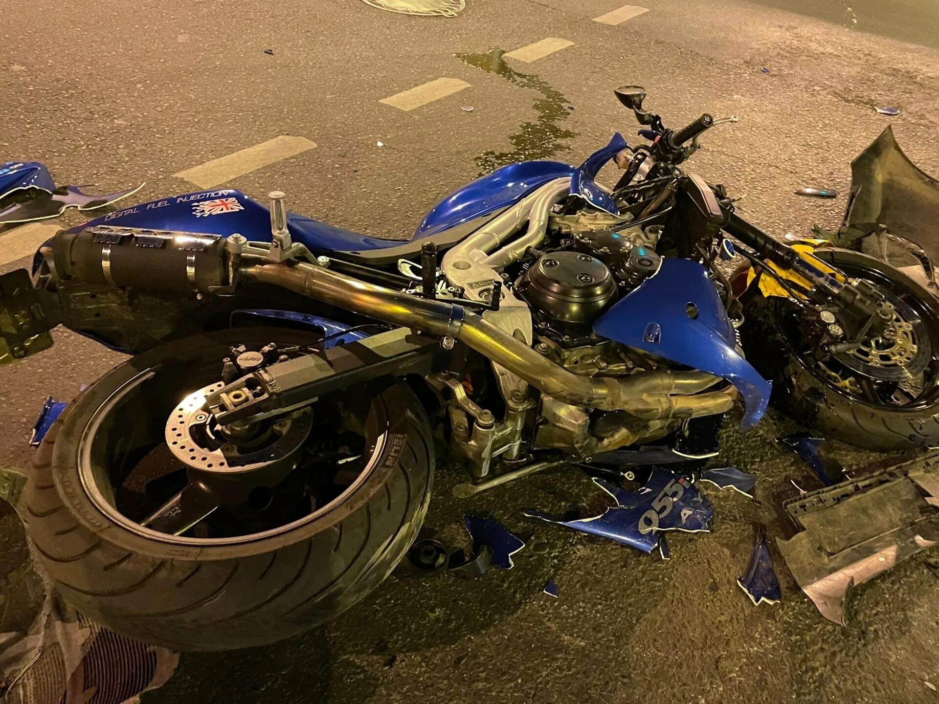 Разбитый мотоцикл кавасаки. Мотоцикл после дтп. Мотоцикл до аварии и после. Мотоцикл после дтп. Разбитый черный кавасаки zx 6 r.