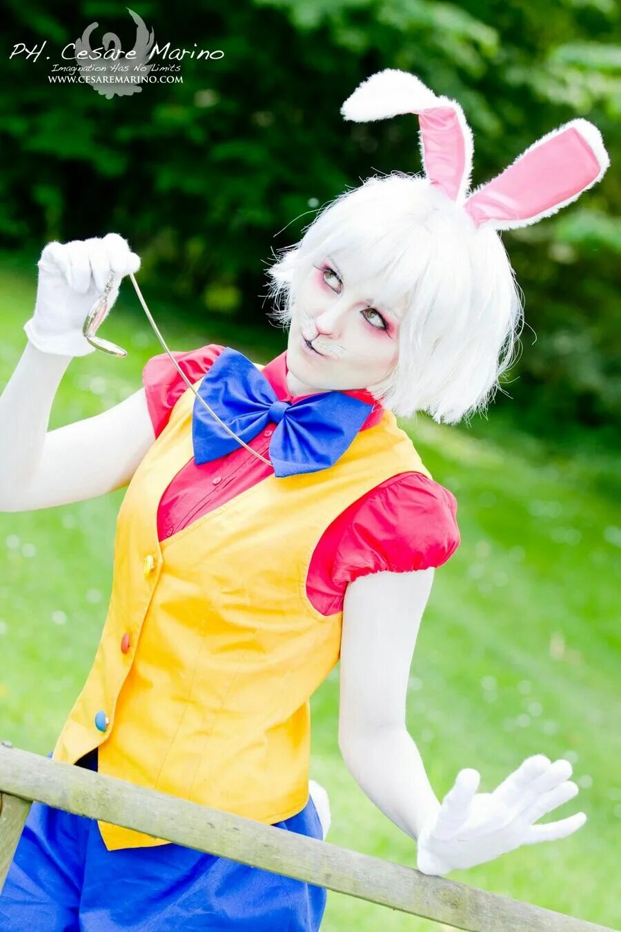 Rabbit cosplay. Косплей кролика. Белый кролик косплей. Косплей кролика из Алисы в стране чудес. Белый кролик Алиса косплей.