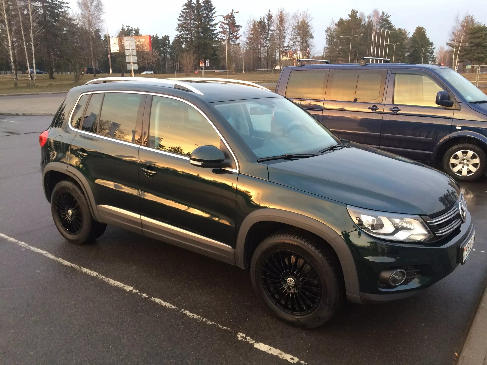 Volkswagen tiguan 2013 с черными дисками. Чёрные диски r 18 на фольксваген тигуан. Vw tiguan r18. Volkswagen tiguan 2014 диски. Фольксваген тигуан 2012 черный с черным литьем.