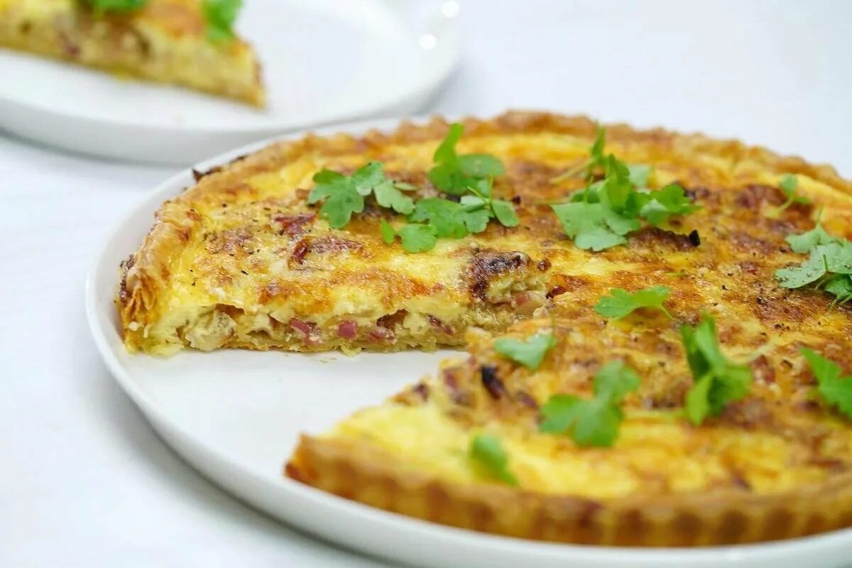 Киш "лоранский с курицей". Французская кухня киш лорен. Картофельный киш с грибами. Пирог тарт с курицей и грибами. Киш лорен.