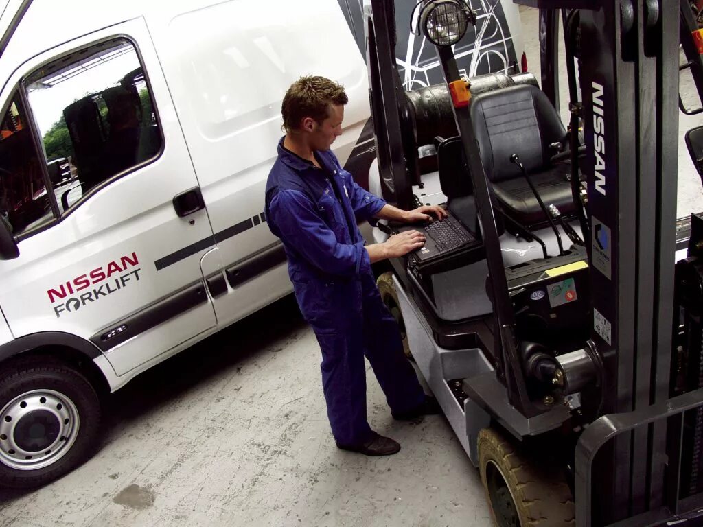 сервис вилочных погрузчиков. обслуживание погрузчика маниту. сервис вилочных погрузчиков. техническое обслуживание спецтехники. сервис погрузчиков.