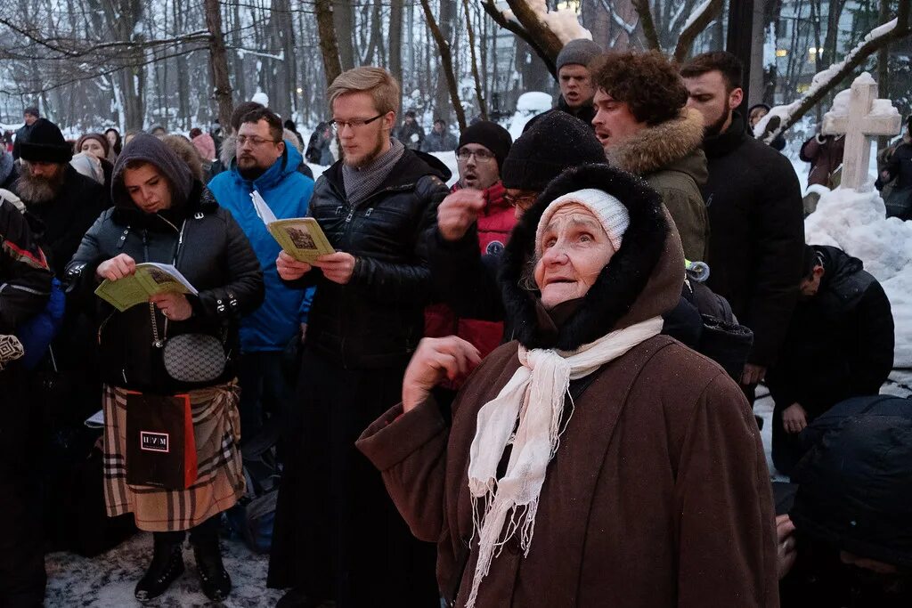 Новости дня 6 февраля. Храм Ксении Петербургской в Санкт-Петербурге на Смоленском кладбище. Литургия в храме на Смоленском кладбище. Смоленский храм в Санкт-Петербурге Ксении блаженной служба в храме. 6 Февраля.