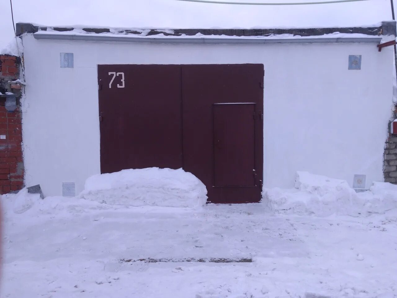 Смежный гараж. Гск строитель 2. гаражи расположены елочкой.