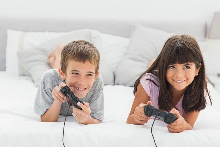 My brother play computer games