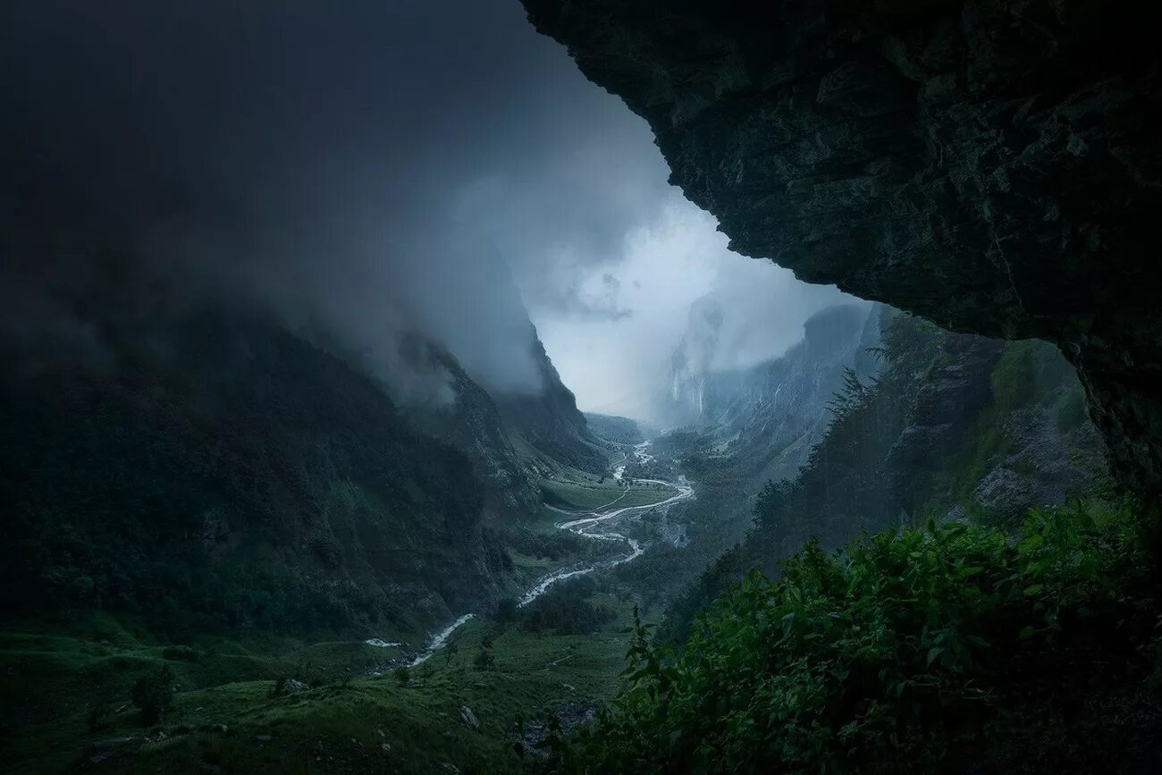 Raining rivers. Долина Имладрис. Ущелье Борго Трансильвания. Дождь в горах. Ущелье в горах.