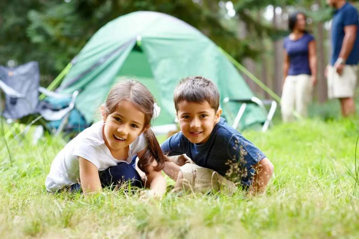 Camping for kids. Кемпинг с семьей. Детский кемпинг. Стильные дети кемпинг. Camping with Kids.