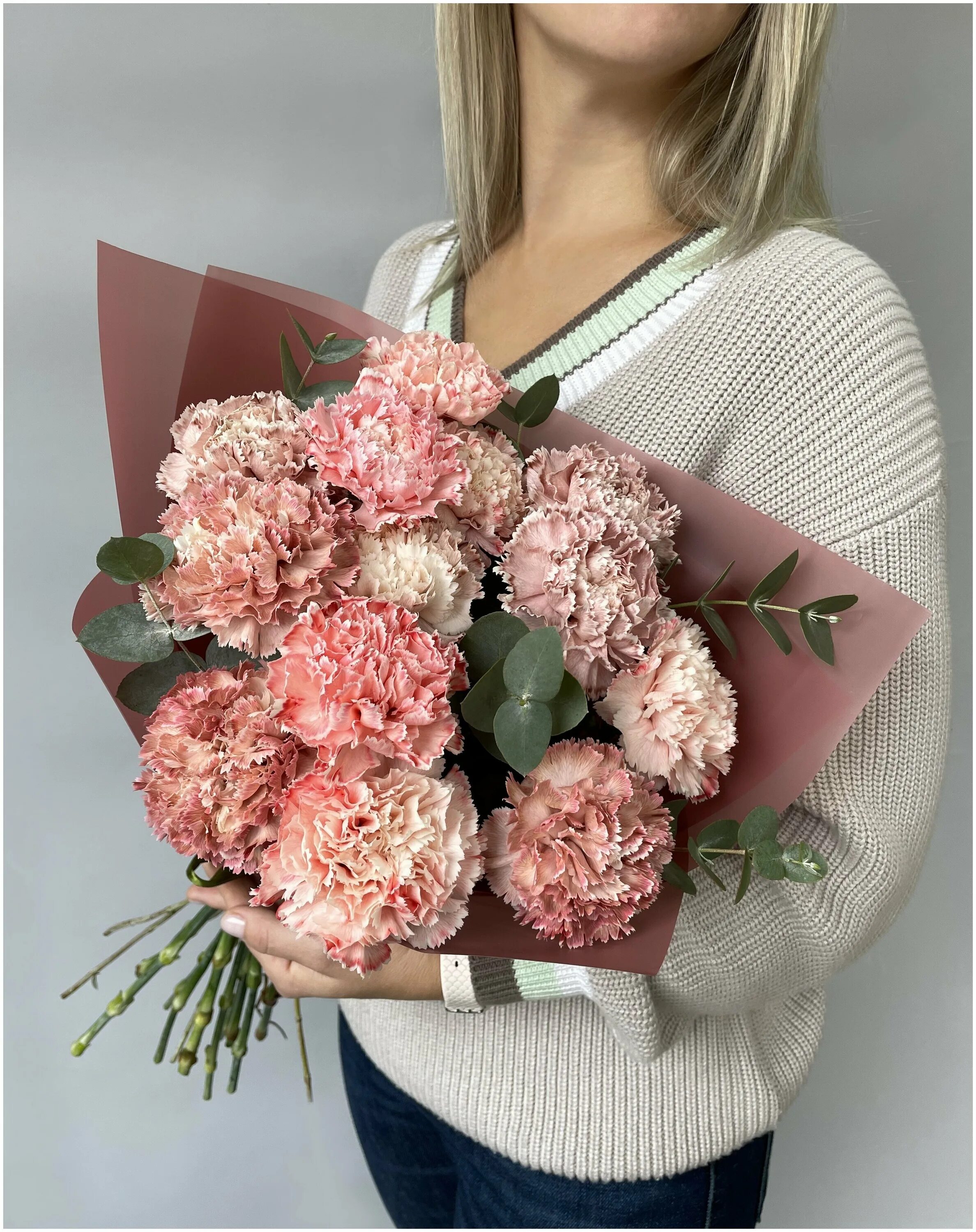 Пт-букет гвоздик. Розовые гвоздики своими руками в интерьере. Розовая коробка с розовыми цветами. Букет красных гвоздик. С чем с какими цветами можно состоять букет из лунной гвоздики.