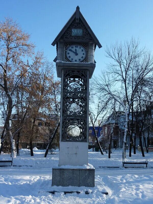 Статуя будильник оренбург. Памятники часов. Памятник часы. Уличные часы. Необычные часы.