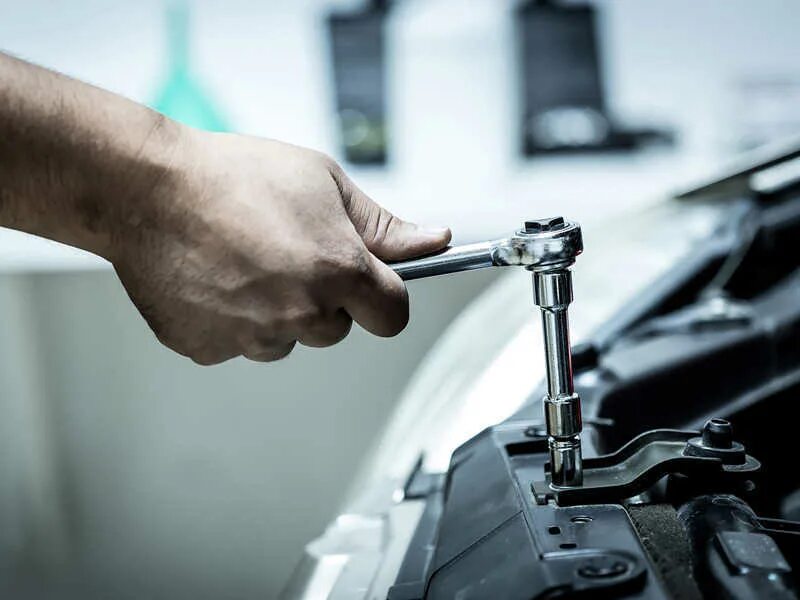 Auto Parts professionally. Workshop for Mechanics. Фото ремонтируещего выпа. Hand checking