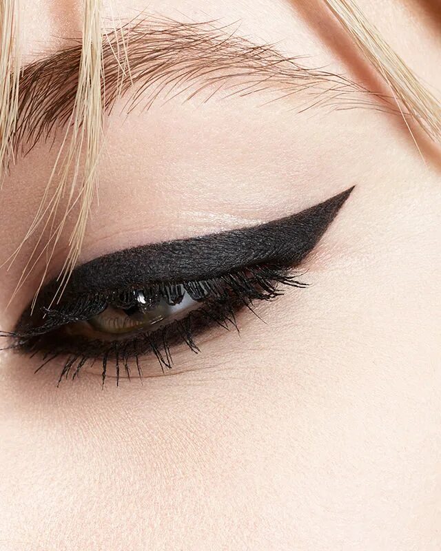 Black eyeliner. Красивые длинные стрелки. Чёрные стрелки на глазах. Красивые длинные стрелки на глазах. Черная подводка для глаз.