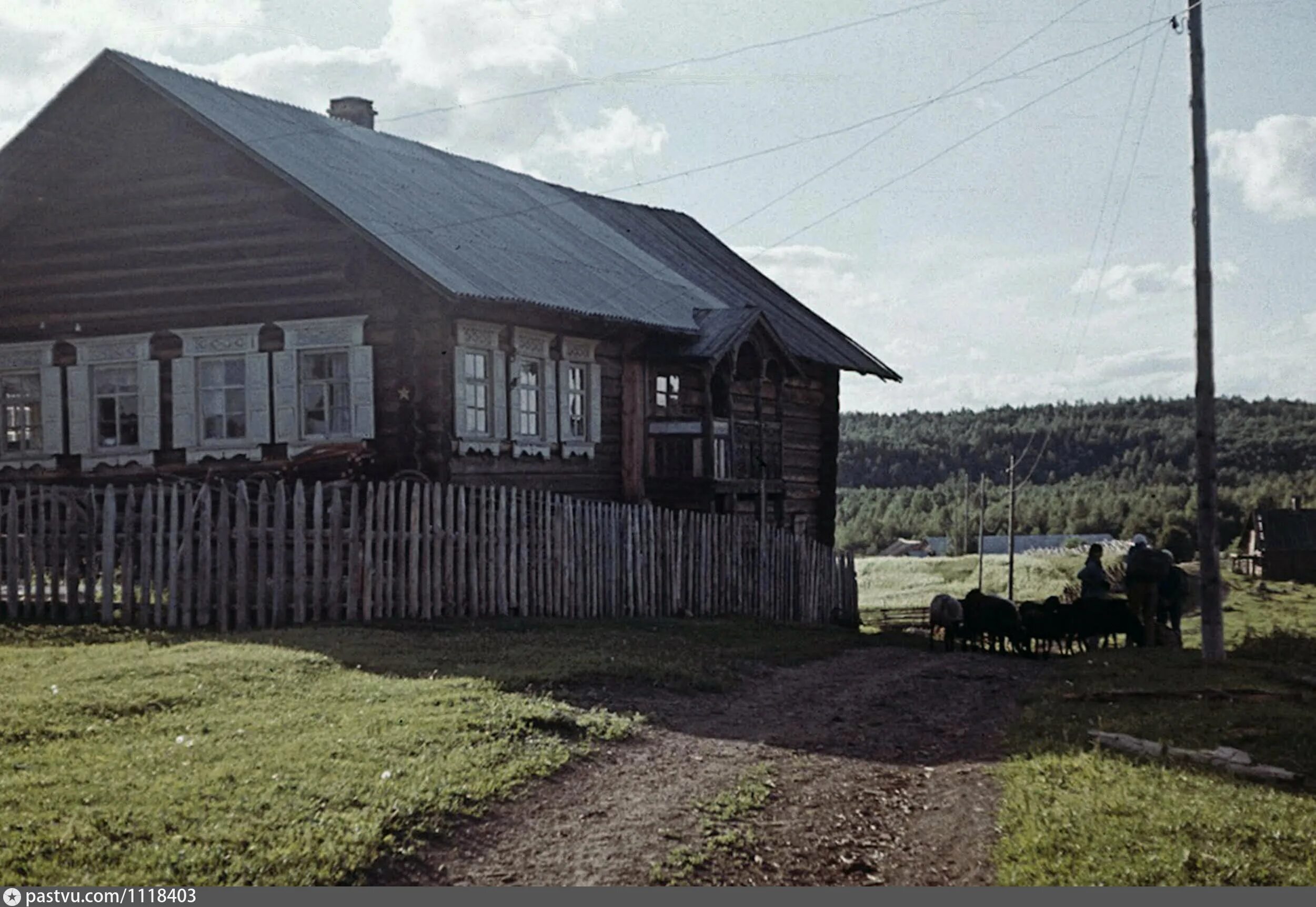 Советский дом в деревне. Деревня Тырышкино Архангельская область. Деревня СССР. Советские Деревенские дома. Советский деревенский дом.