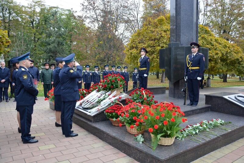 Защитники нашей родины. Возложение цветов. Глава кбр возложил цветы. 2022 владикавказ. Возложение цветов к памятнику литаврина.