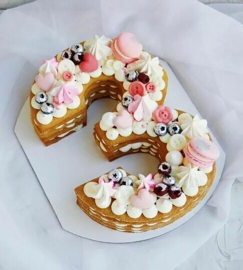 Торт на годик девочке в виде цифры. Торт цифра три. Торт цифра три. Тортик цифра три. Цифра три на торт.