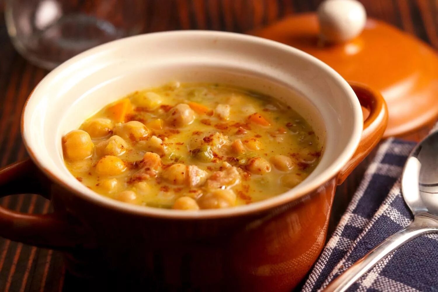 Гороховый суп с нутом. Ревифья суп греческий. Суп с нутом и курицей. Гороховый суп из нута.