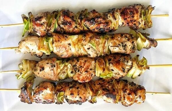 Овощи на мангале. Шашлык рулет на шпажках. Канапе с кабачком. Кабачки на шампурах рецепт. Шашлычки из кабачков на шпажках.