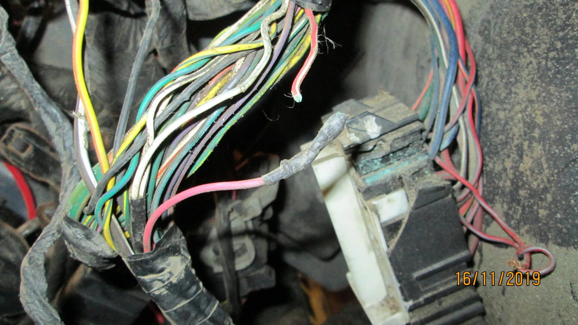 Жгут под левым. Шкода октавия тур 1. Жгуты шкода октавия а5. Жгут под левым. Жгут под левым.