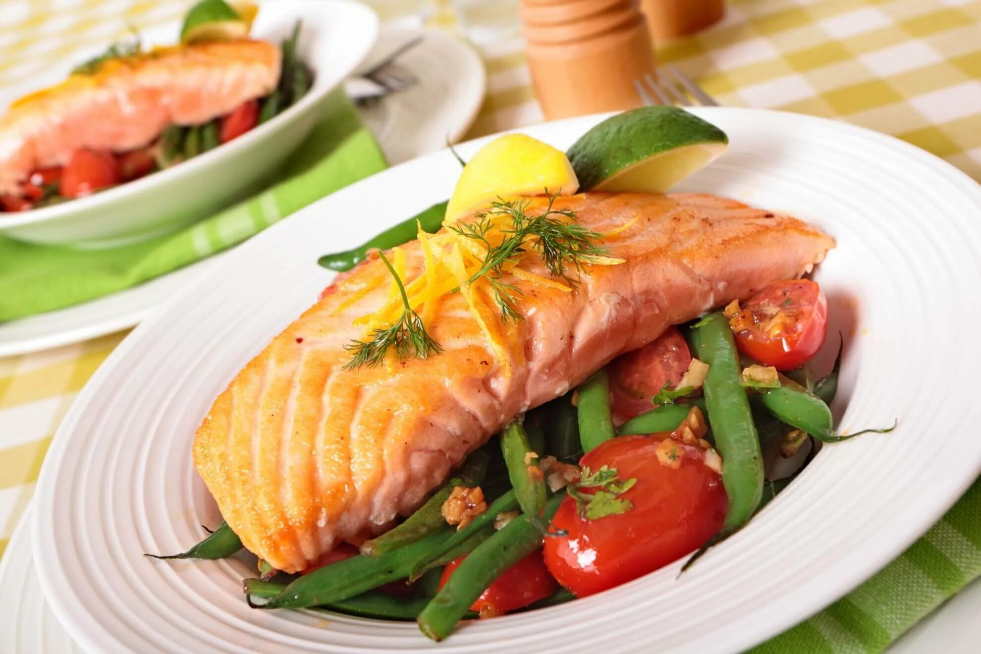 Семга с овощами. Форель со стручковой фасолью. salmon fillet with green beans. лосось со стручковой фасолью. лосось запеченный с овощами.