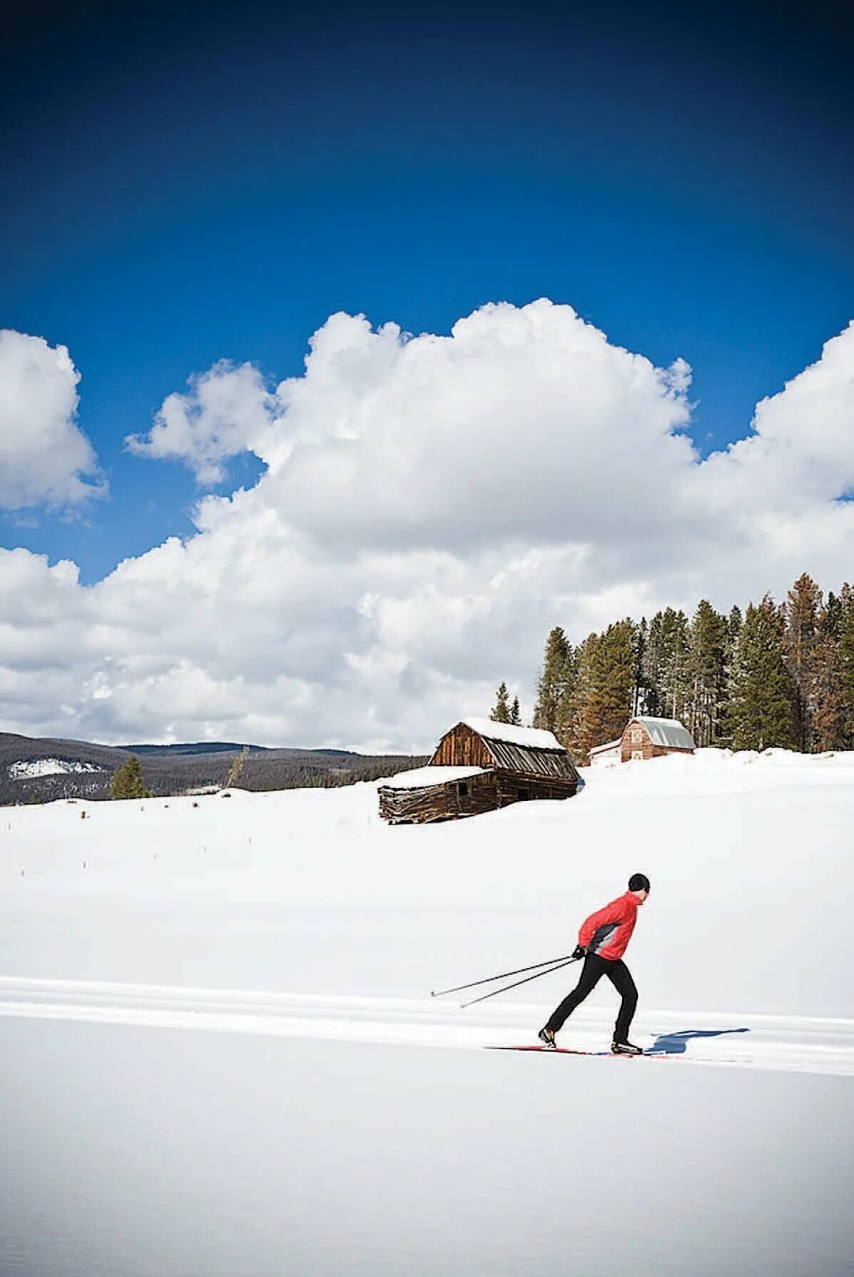 Винтер парк Колорадо. Лыжник в горах. Зима лыжи. Дом для лыжников в горах.