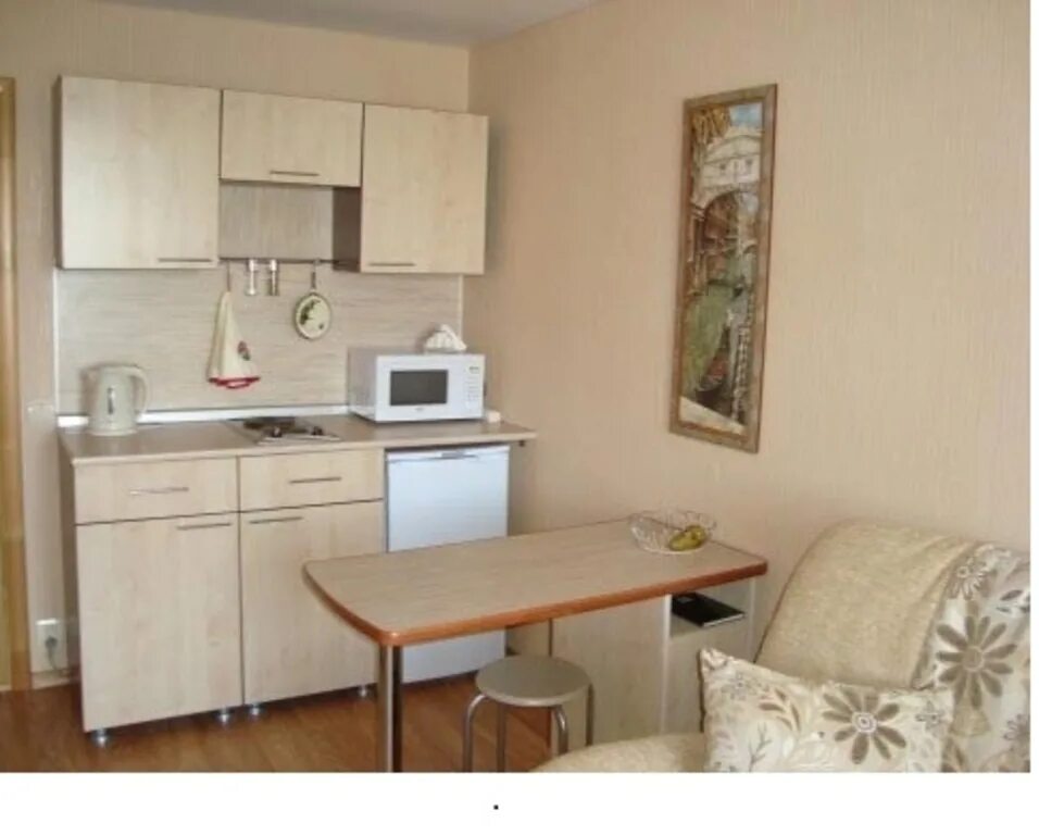 Дизайн в общежитии 18 кв. Обставить комнату в общежитии. Кухонный гарнитур в комнату в общежитии. Кухня в маленькой комнате общежития. Маленькие кухни для комнаты в общежитии