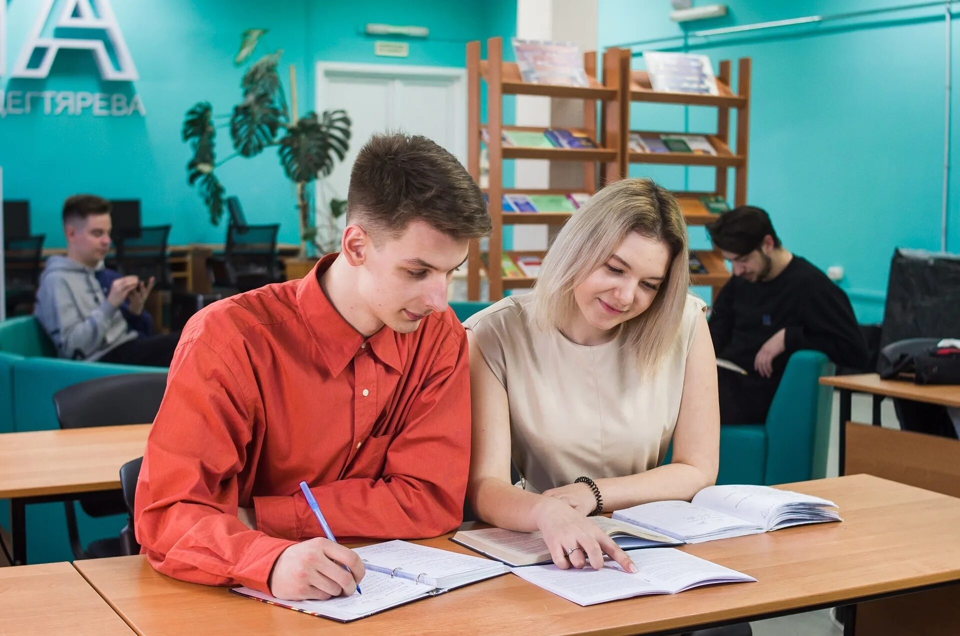 научно-исследовательская лаборатория. дополнительное профессиональное образование картинки. студенты в лаборатории. наука и образование. наука образование контакты.