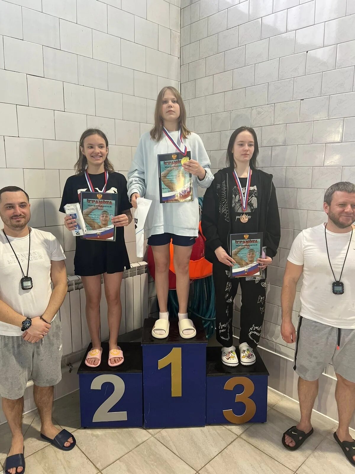 Победители соревнований. Дельфинист плавание. Соревнования по плаванию. Юные пловцы. Дельфинист плавание.