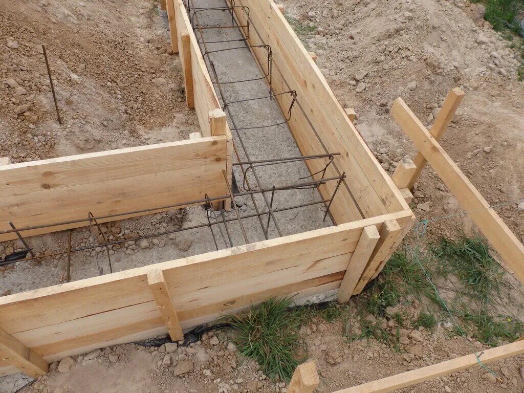 Фундамент для каркасной бани 5х3. Ленточный фундамент 8 на 10. Ленточный фундамент 8х12. Опалубка для ленточного фундамента. Фундамент под дом 6 6.