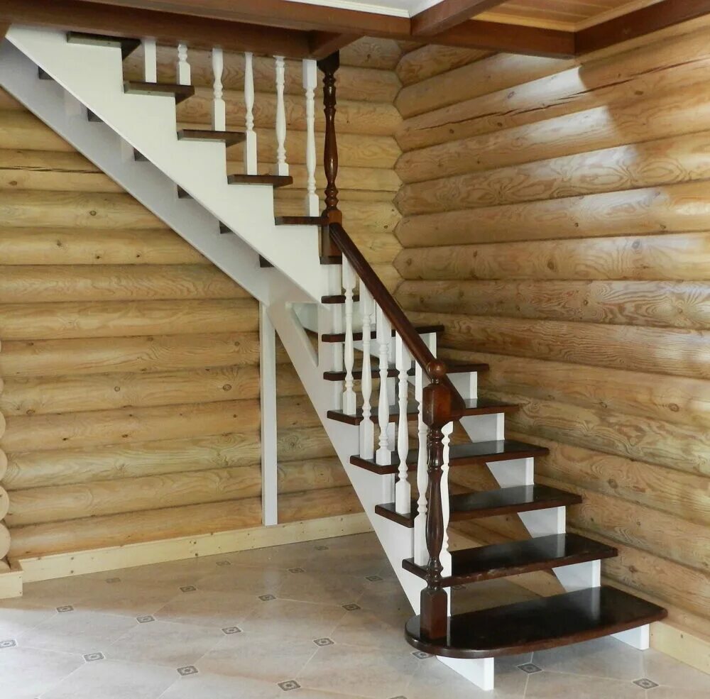 Цена лестницы на второй этаж недорого. Лестница деревянная. Метница в деревянном доме. Лестница в деревянном ДОМЕДОМ. Лестница деревянная на второй этаж.