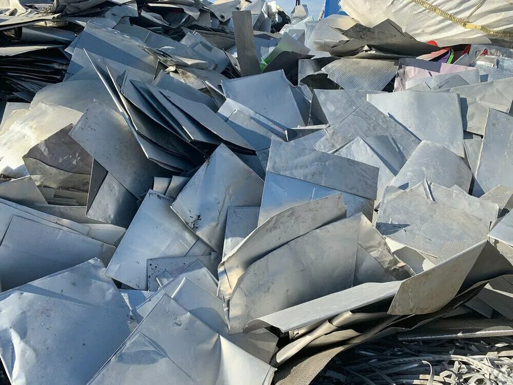 Лом алюминия профиль ад 31. Куча металлолома. А29 лом алюминия. Прием листового металла. Обрезь металла.