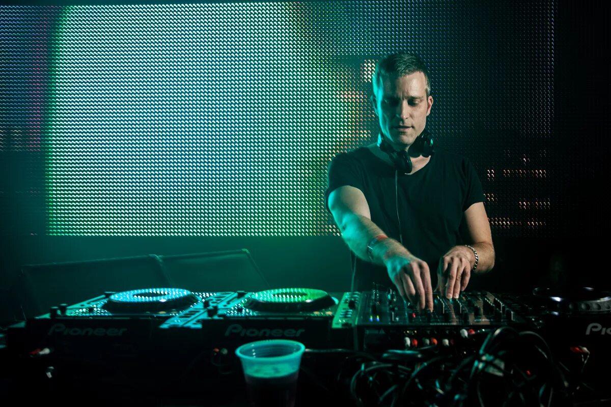 Дж борио. Диджей скала. Техно музыканты. Итальянский диджей техно. Свадебный диджей.