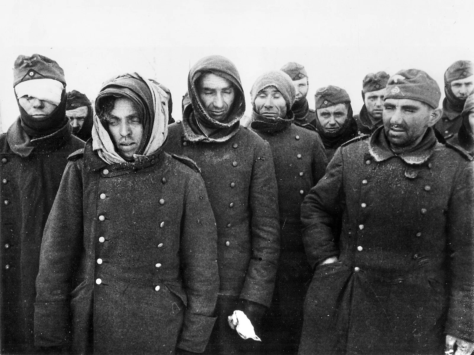 Немецкие военнопленные 1942 сталинград. Пленные сталинградской битвы. Пленные сталинграда. Пленные немцы в сталинграде 1943. Немецкие военнопленные в сталинграде.