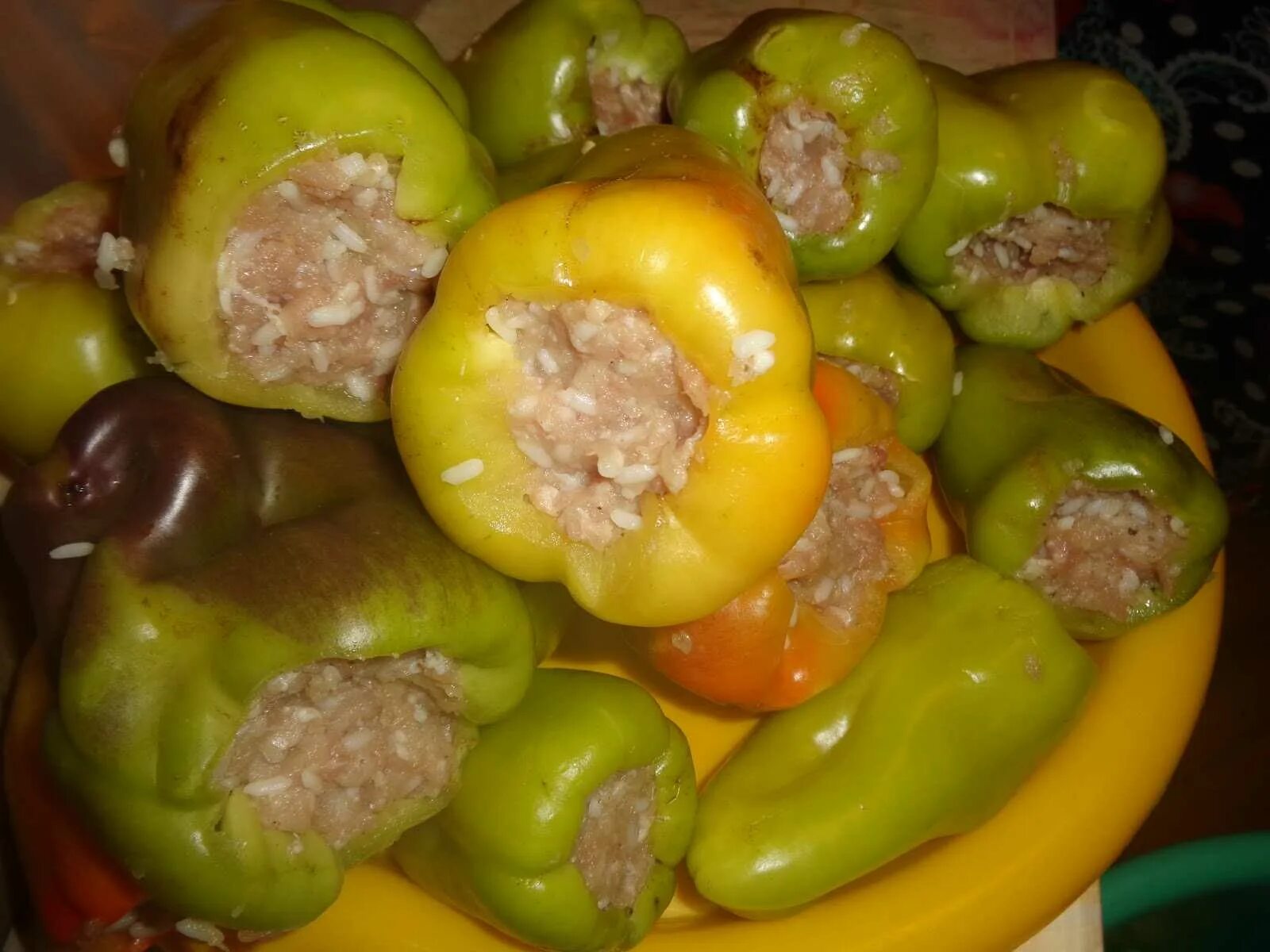 Перец фаршированный мясом с рисом на зиму. Переу фаршмрованный назиму. перец фаршированный баклажанами. перец фаршированный овощами на зиму. фаршированные перцы на зиму.