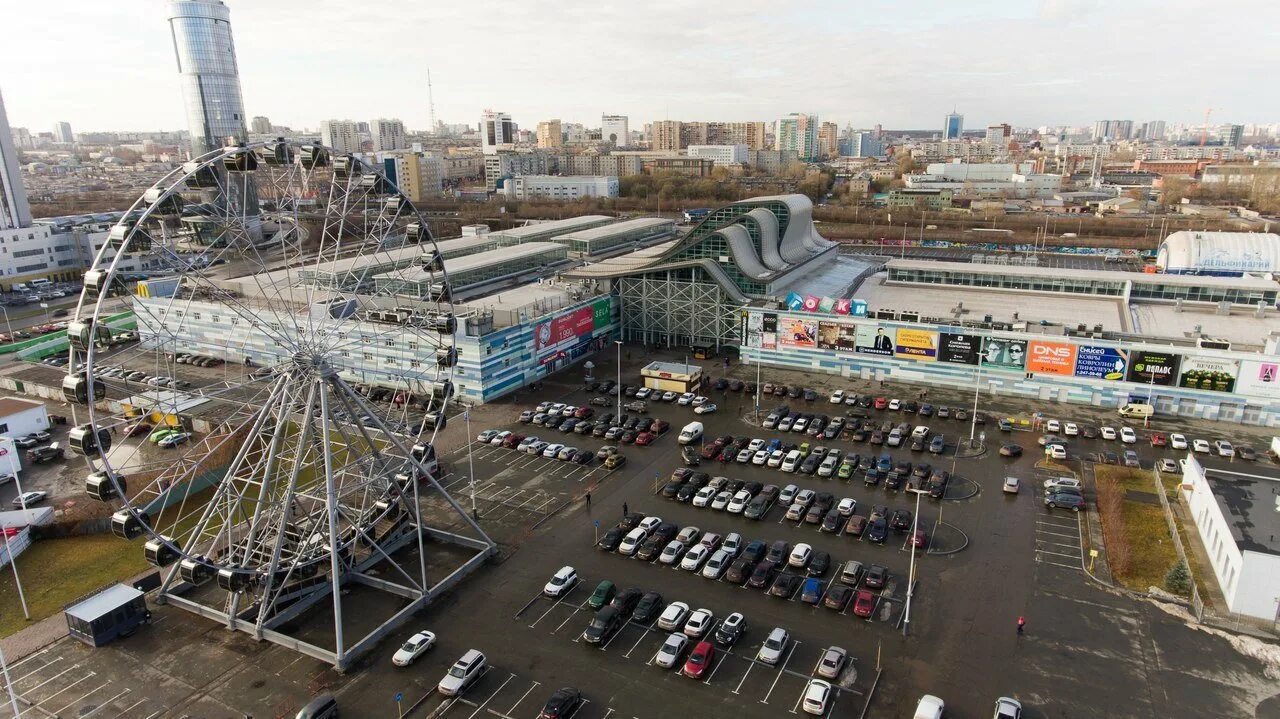 Июнь торговый центр спб индустриальный. Трк спешилов пермь. Трк возле. Торговый центр каширское шоссе 26. Альбатрос торговый центр измайлово.