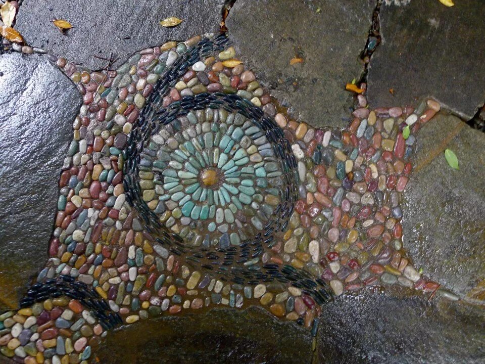 Мозаика камень. Мозаика из битой плитки. Объемная мозаика из камня. Glass mosaic мозаика. Мозайка из речного камня.