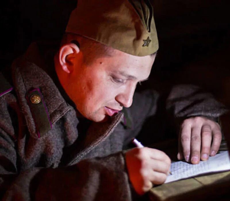 Читать про солдат. Солдаты в землянке. Солдат читает письмо. Читают стихи солдатах. Солдат пишет письмо в землянке.