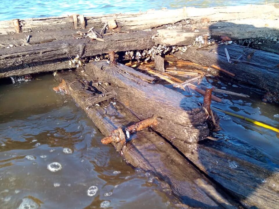 Рыбинское водохранилище затопленное кладбище. Обмелевшее Рыбинское водохранилище. Молога обмеление. Находки на берегу Волги. Видное без воды