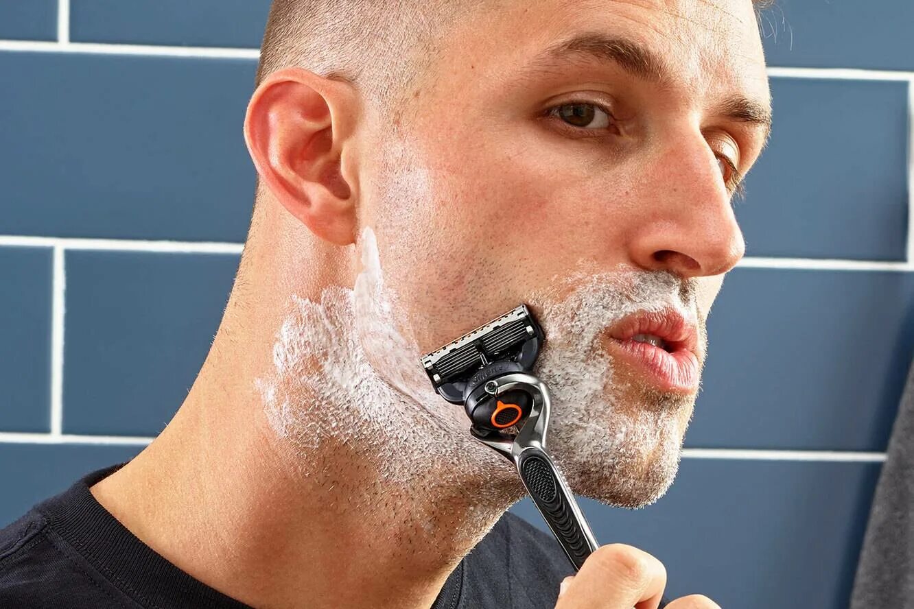 Как брить очко. Джилет для бритья. Бритья для мужчин. Мужчина бреется. Бритва для гладкого бритья.