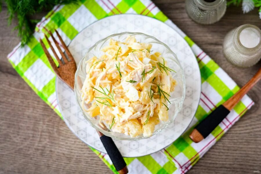 Салат гавайский курицей. Салат Гавайский. Салат Гавайский с ананасом. Салат Гавайский курицей ананасами. Салат Гавайский с ананасами и куриной грудкой.