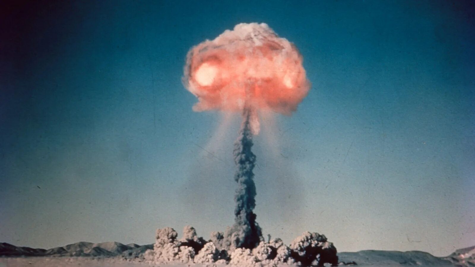 Есть ли у франции ядерное. Взрыв ядерной бомбы Оппенгеймер. Хиросима Нагасаки ядерный взрыв. Американское ядерное оружие. Ядерный удар.
