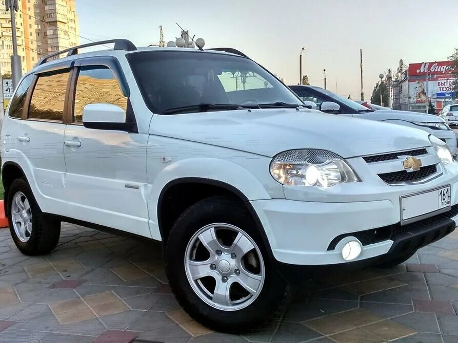 Шевроле Нива 2012 белый. Нива Шевроле 2012. Chevrolet Niva 2012 модель. Шевроле Нива 2012 года белая.