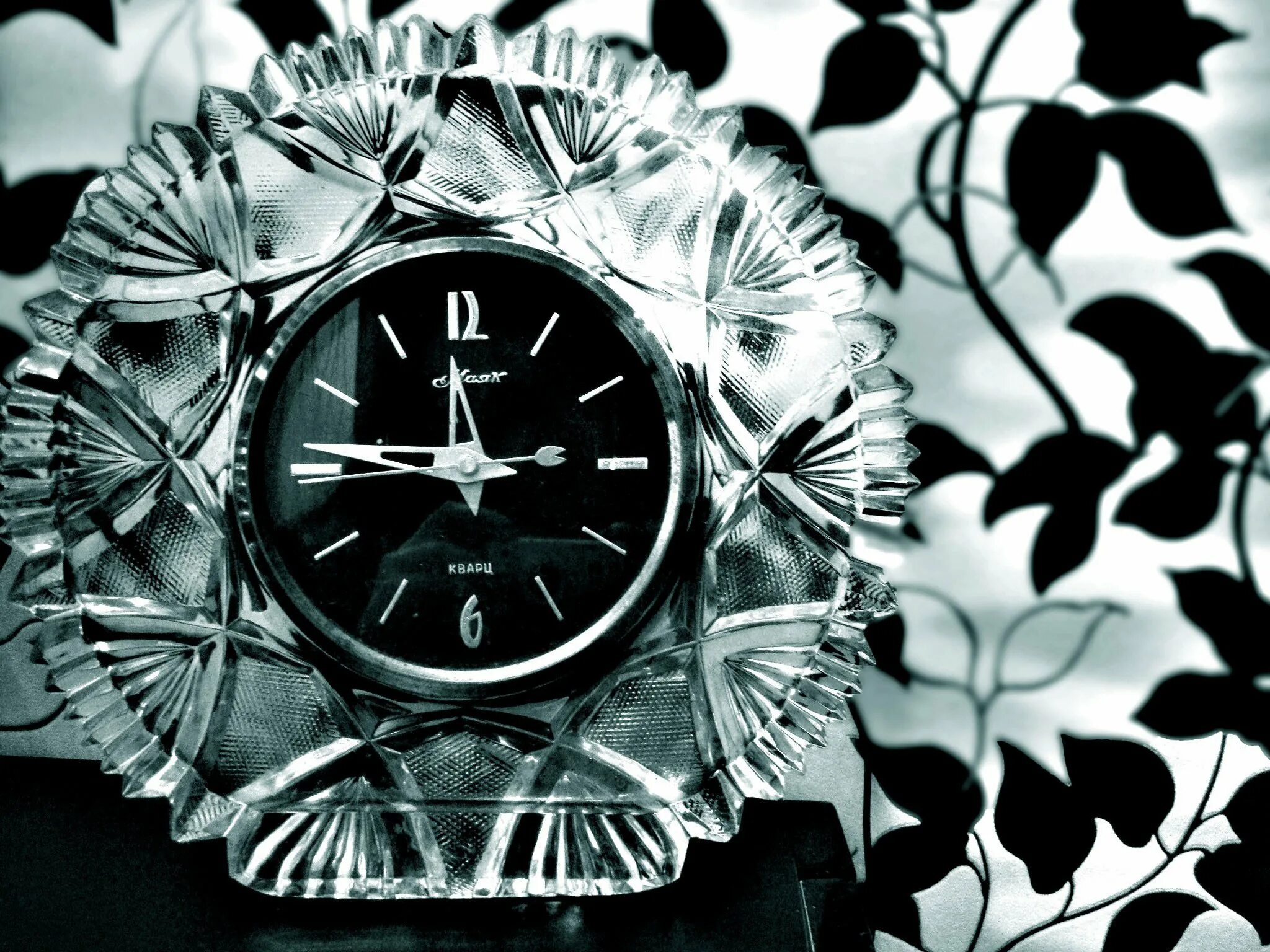 Время живой часы. Красивые часы. Часы абстракция. Красивый фон для часов. Стильные часы на заставку.