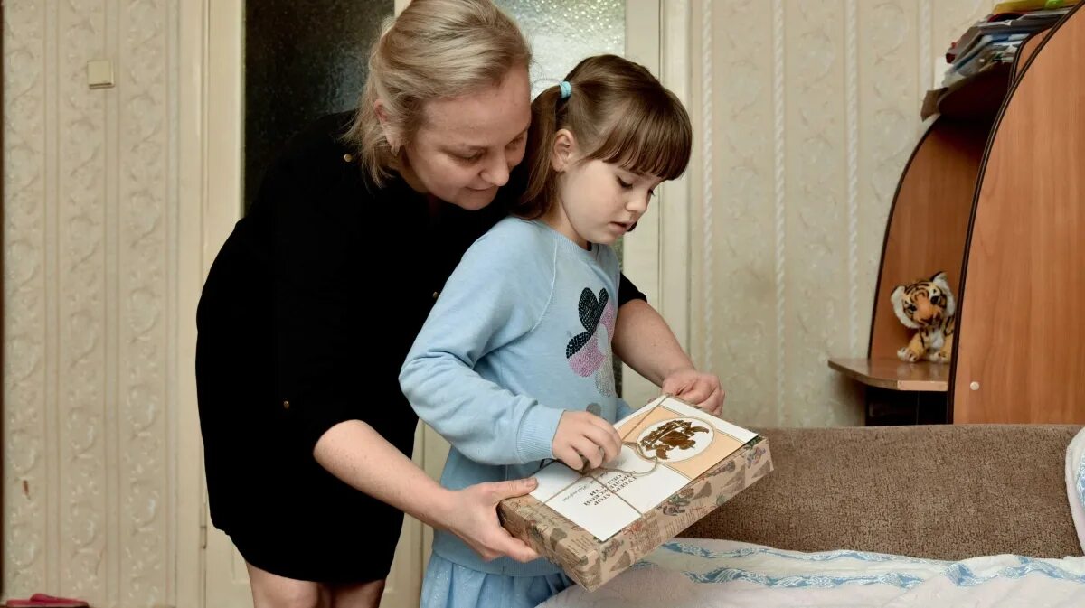 Детский дом для сирот подростков. Усыновить ребенка. Желания детей сирот. Семья с приемными детьми. Девочка сирота.