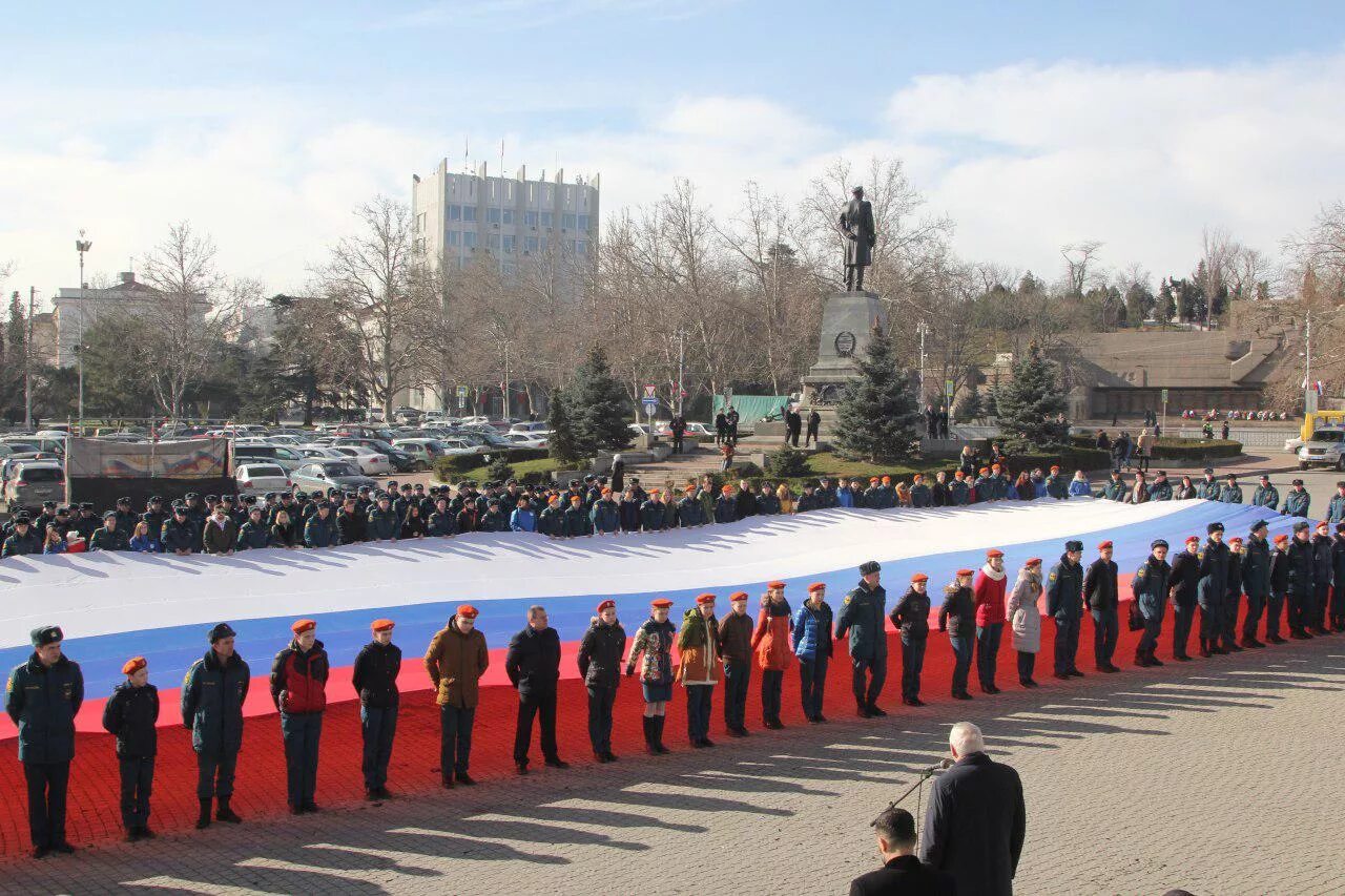 Референдум в севастополе 2014. Войска в Крыму 2014. Крым 2014 площади Нахимова в Севастополе. Площадь Нахимова Севастополь 2014.