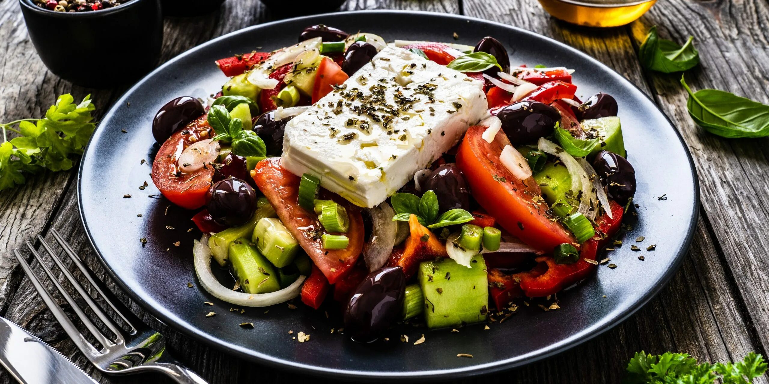 Греческая кухня рецепты. Греческий салат. Салат греческий классический. Греческий салат в ресторане. Греческий салат с курицей.