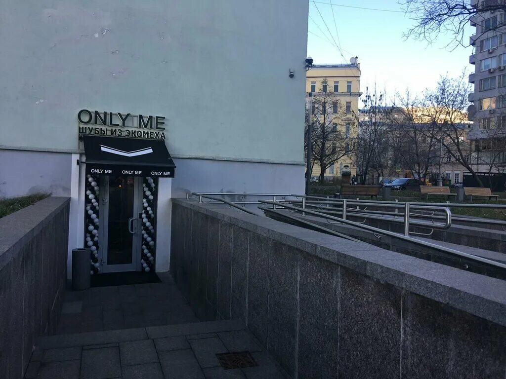 голубая шуба из искусственного меха. эко шубы в спб канал грибоедова 42. реклама мехового салона. фиолетовый полушубок. магазин only me.