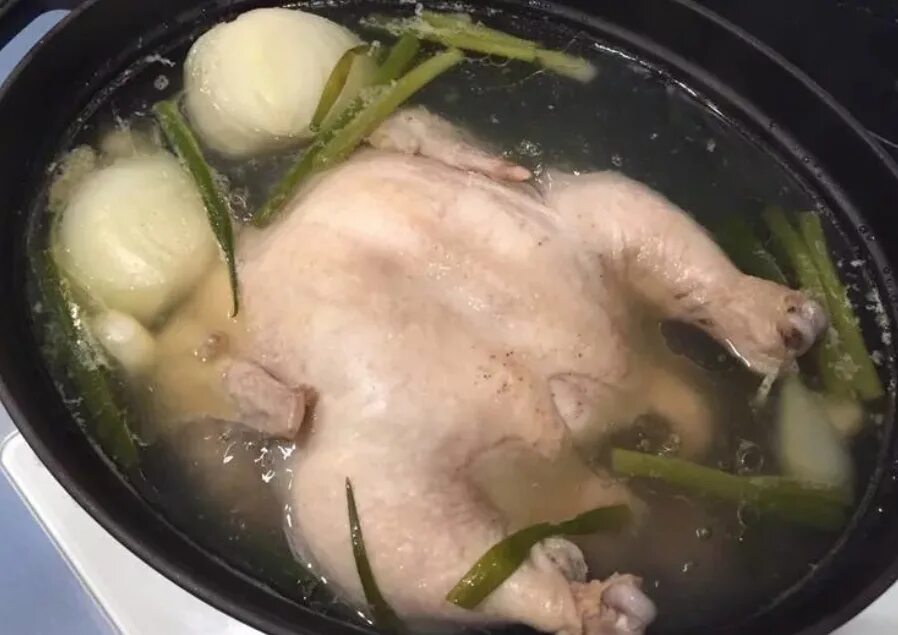Сколько времени варить курицу в кастрюле. Курица отварная целая. курица для варки. вареная курица в кастрюле. цельная вареная курица.