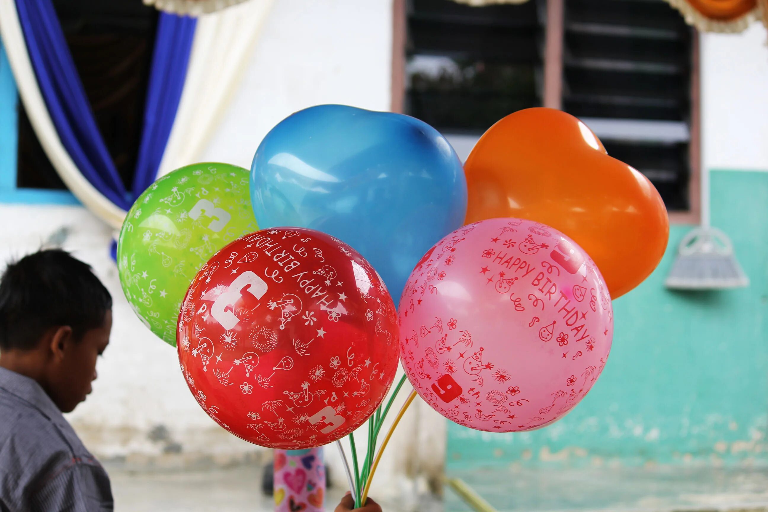 Шар собирает шарики. Воздушные шары. Дети с воздушными шариками. Воздушный шарик с ленточкой. Шарики в Китае воздушные.