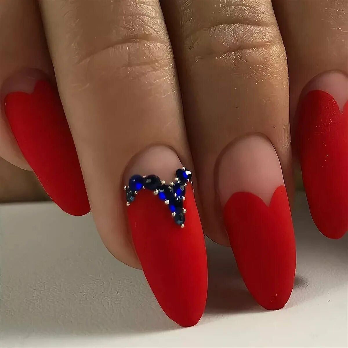 Розовый маникюр с сердечками. Ногти со сердечками. Маникюр с сердечками. Ногти со сердечками. Прозрачный маникюр с сердечками.