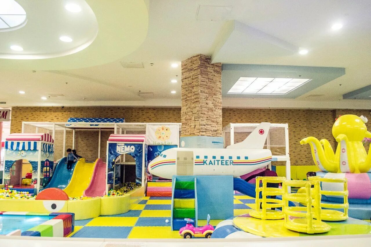 игровая зона для детей в торговом центре. развлекательная комната для детей. детская игровая комната. детский игровой центр. развлекательный центр "детская игровой центр сказка" динская.