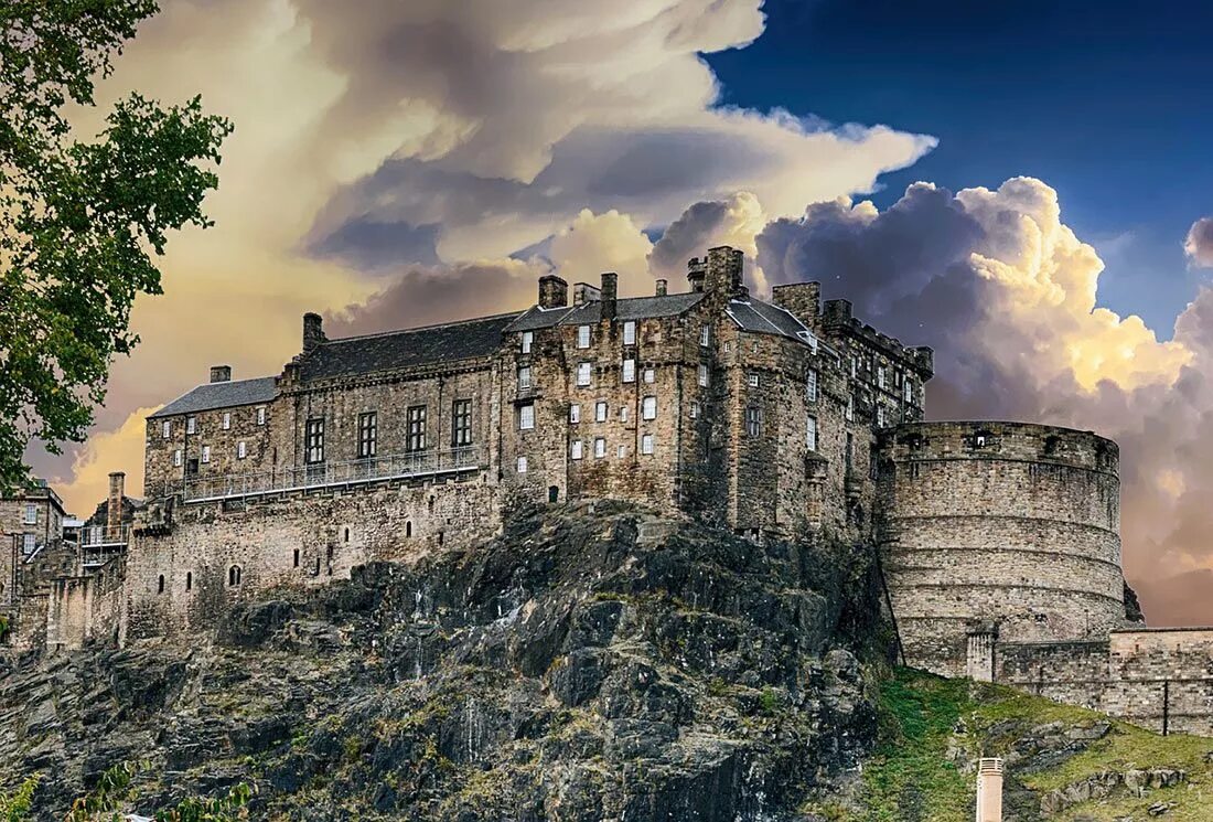 Неприступная крепость это. Эдинбургский замок Шотландия. Замок Эдинбург в Шотландии. Эдинбургский замок Шотландия архитектура. Эдинбургский замок (Эдинбург, Шотландия).