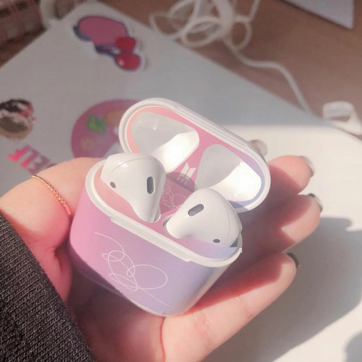 Чехол БТС на аирподс. Чехол для AIRPODS BTS. Наушники аирподс про 4. Беспроводные наушники аирподс 3. Airpods розовые